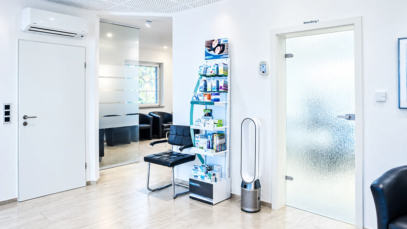 Eingangsbereich der Praxis mit Prophylaxe-Shop